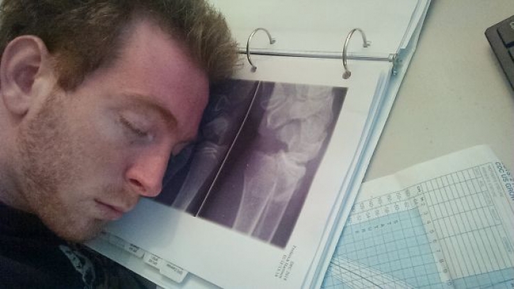 Illustration de l'article : Ce m&eacute;decin s'est fait attaquer sur les r&eacute;seaux sociaux pour s'&ecirc;tre assoupi au travail ! Regardez ce que le corps m&eacute;dical a fait pour lui&hellip; 