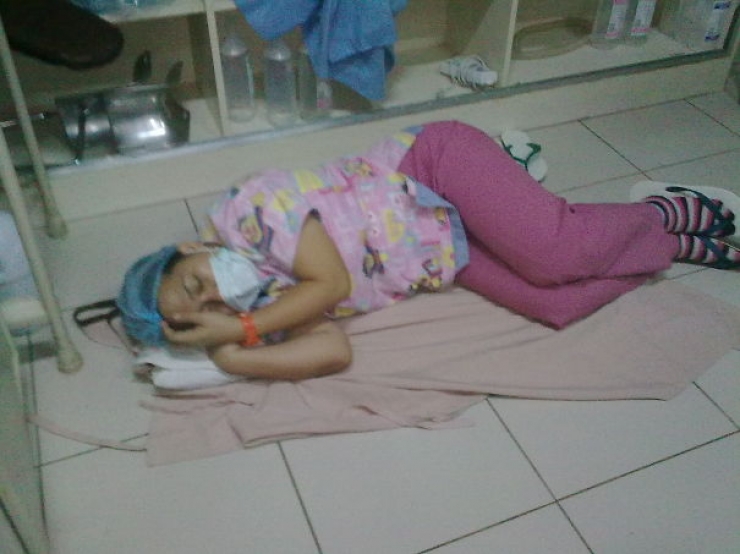 Illustration de l'article : Ce m&eacute;decin s'est fait attaquer sur les r&eacute;seaux sociaux pour s'&ecirc;tre assoupi au travail ! Regardez ce que le corps m&eacute;dical a fait pour lui&hellip; 