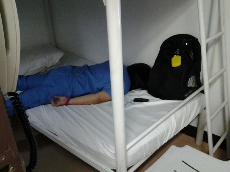 Illustration de l'article : Ce m&eacute;decin s'est fait attaquer sur les r&eacute;seaux sociaux pour s'&ecirc;tre assoupi au travail ! Regardez ce que le corps m&eacute;dical a fait pour lui&hellip; 