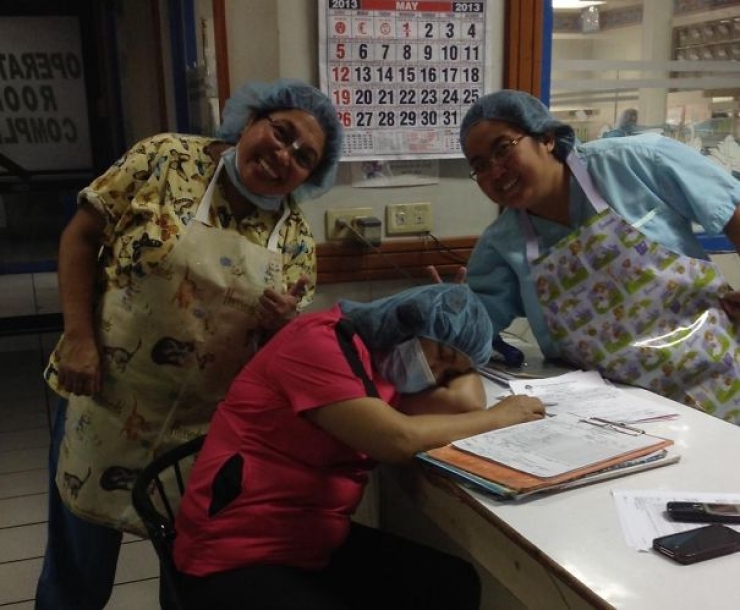 Illustration de l'article : Ce m&eacute;decin s'est fait attaquer sur les r&eacute;seaux sociaux pour s'&ecirc;tre assoupi au travail ! Regardez ce que le corps m&eacute;dical a fait pour lui&hellip; 