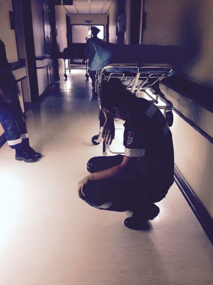 Illustration de l'article : Ce m&eacute;decin s'est fait attaquer sur les r&eacute;seaux sociaux pour s'&ecirc;tre assoupi au travail ! Regardez ce que le corps m&eacute;dical a fait pour lui&hellip; 