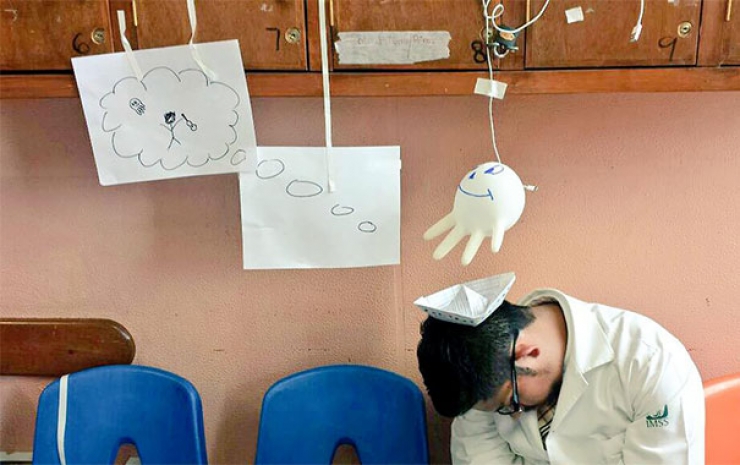 Illustration de l'article : Ce m&eacute;decin s'est fait attaquer sur les r&eacute;seaux sociaux pour s'&ecirc;tre assoupi au travail ! Regardez ce que le corps m&eacute;dical a fait pour lui&hellip; 