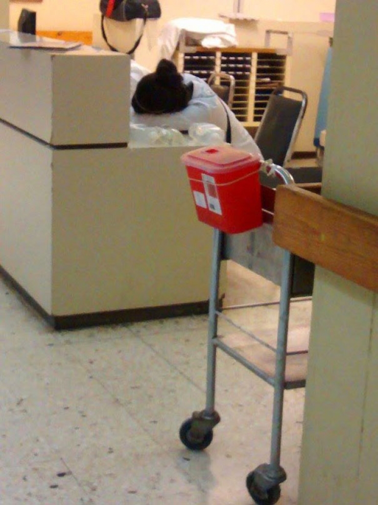 Illustration de l'article : Ce m&eacute;decin s'est fait attaquer sur les r&eacute;seaux sociaux pour s'&ecirc;tre assoupi au travail ! Regardez ce que le corps m&eacute;dical a fait pour lui&hellip; 