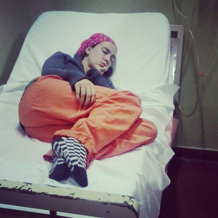 Illustration de l'article : Ce m&eacute;decin s'est fait attaquer sur les r&eacute;seaux sociaux pour s'&ecirc;tre assoupi au travail ! Regardez ce que le corps m&eacute;dical a fait pour lui&hellip; 