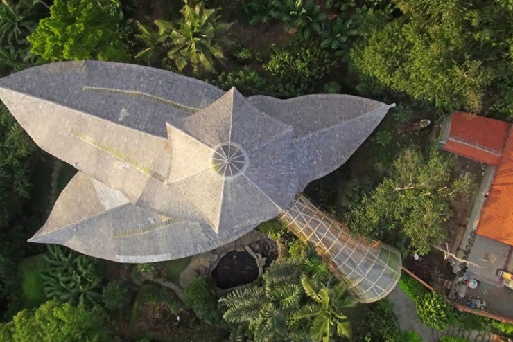 Illustration de l'article : Elle quitte l'univers de la mode pour aller construire des maisons en bambou en Indon&eacute;sie