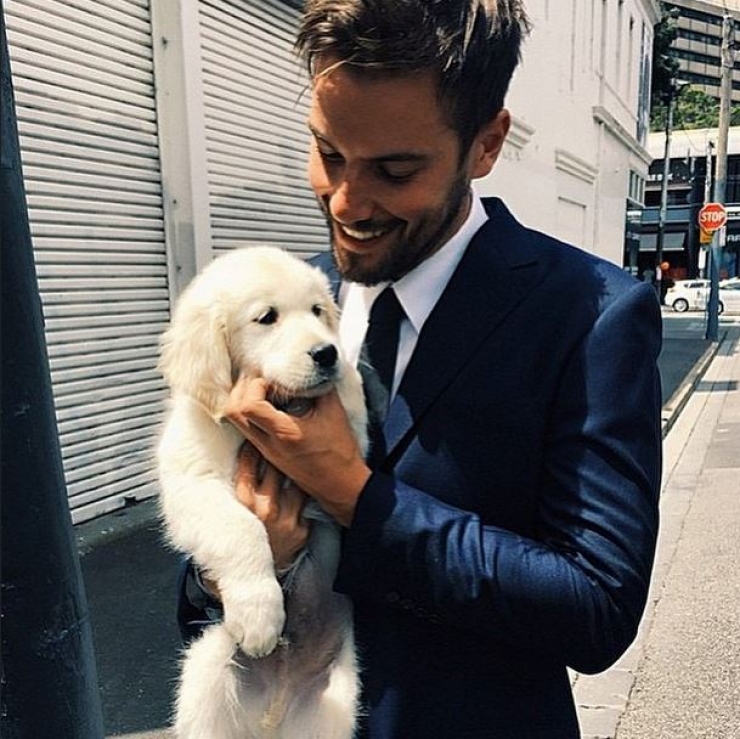 Illustration de l'article : Hot Dudes With Dogs, le compte instagram des beaux mecs qui posent avec leurs chiens !