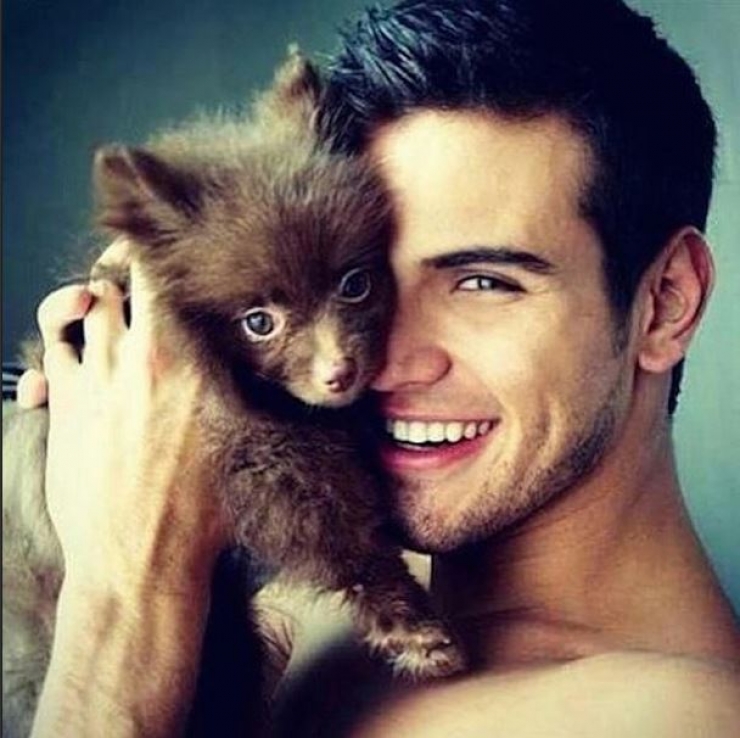 Illustration de l'article : Hot Dudes With Dogs, le compte instagram des beaux mecs qui posent avec leurs chiens !