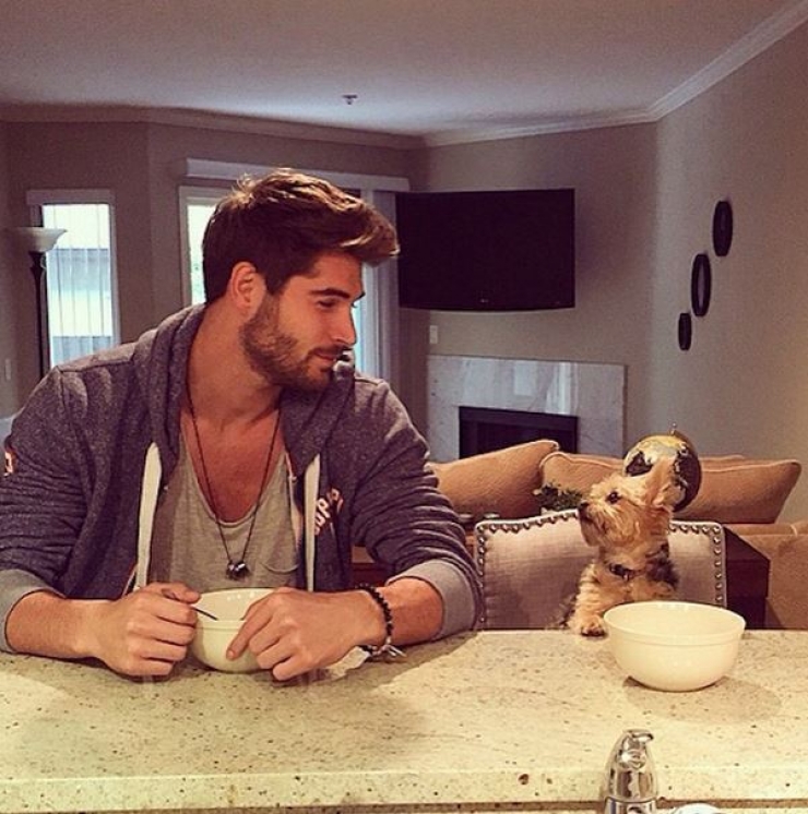 Illustration de l'article : Hot Dudes With Dogs, le compte instagram des beaux mecs qui posent avec leurs chiens !