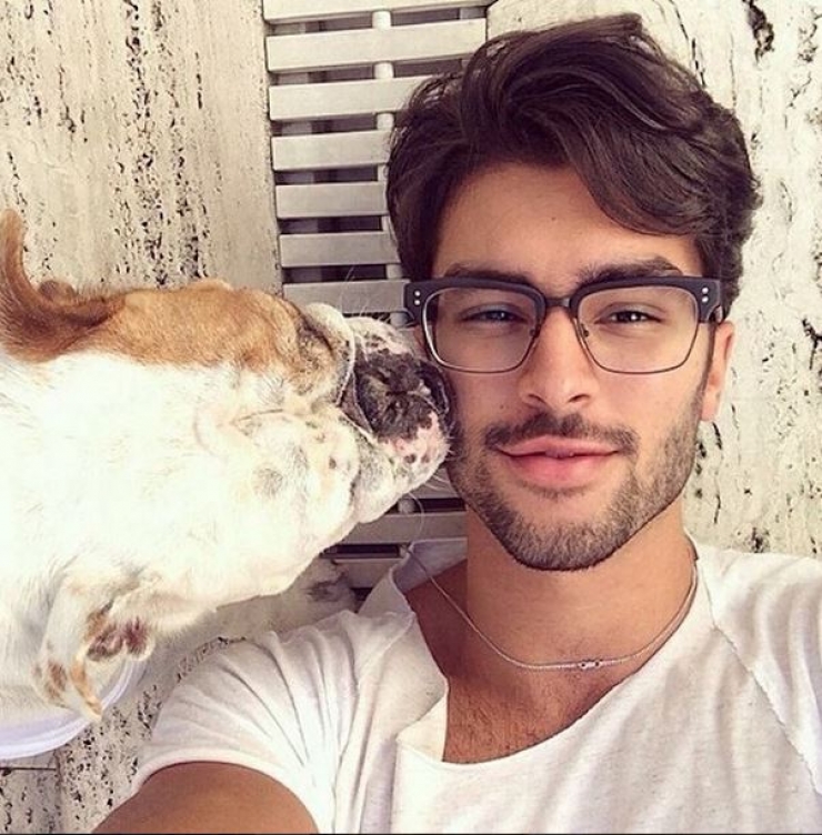 Illustration de l'article : Hot Dudes With Dogs, le compte instagram des beaux mecs qui posent avec leurs chiens !