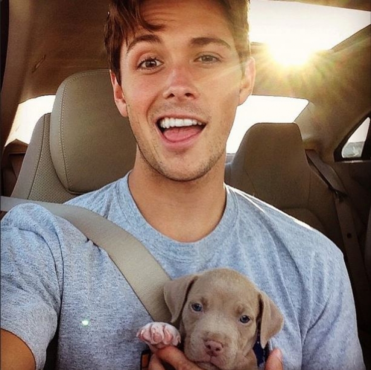 Illustration de l'article : Hot Dudes With Dogs, le compte instagram des beaux mecs qui posent avec leurs chiens !