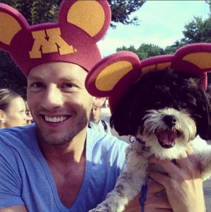 Illustration de l'article : Hot Dudes With Dogs, le compte instagram des beaux mecs qui posent avec leurs chiens !