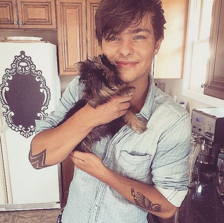Illustration de l'article : Hot Dudes With Dogs, le compte instagram des beaux mecs qui posent avec leurs chiens !