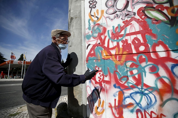 Illustration de l'article : Au Portugal, les seniors se mettent au graffiti. Et ça vaut franchement le détour !