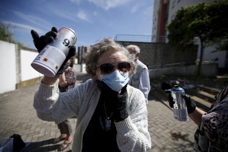 Illustration de l'article : Au Portugal, les seniors se mettent au graffiti. Et ça vaut franchement le détour !