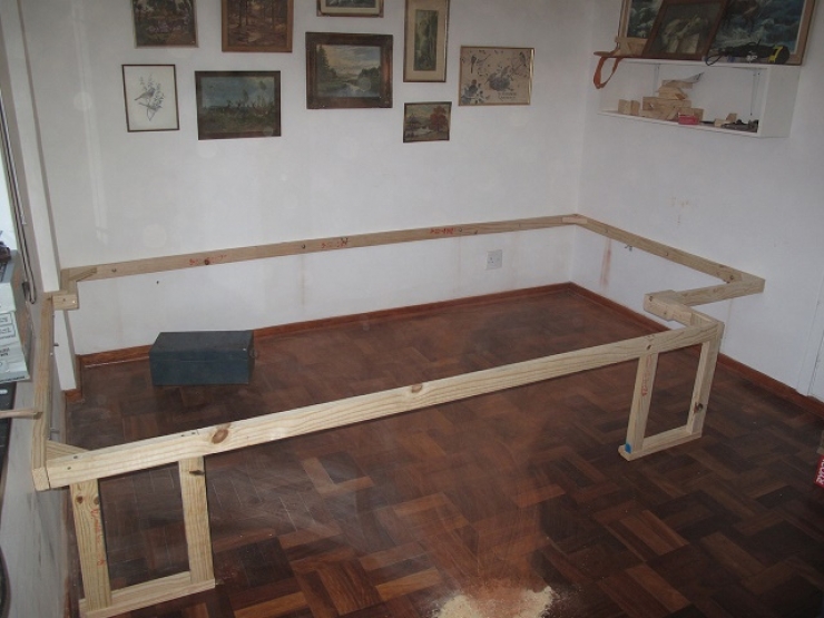 Illustration de l'article : Il monte cette structure de bois dans sa chambre et &ccedil;a cache une id&eacute;e vraiment brillante !