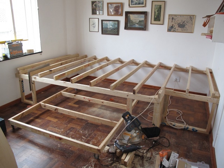 Illustration de l'article : Il monte cette structure de bois dans sa chambre et &ccedil;a cache une id&eacute;e vraiment brillante !