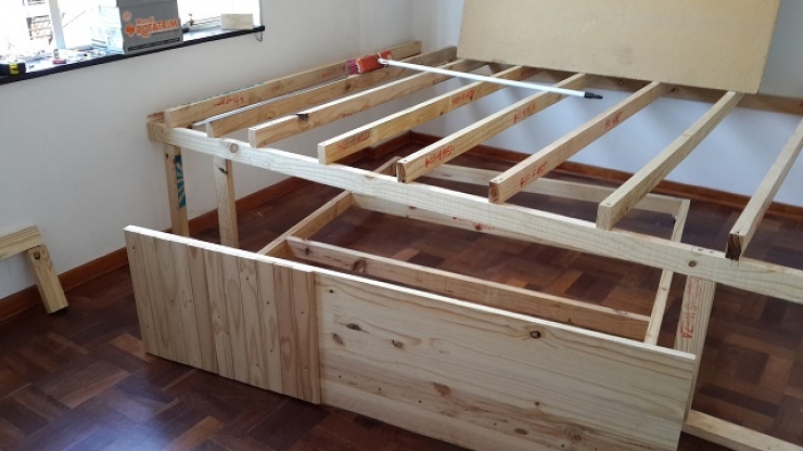 Illustration de l'article : Il monte cette structure de bois dans sa chambre et &ccedil;a cache une id&eacute;e vraiment brillante !