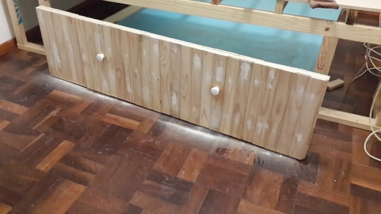 Illustration de l'article : Il monte cette structure de bois dans sa chambre et &ccedil;a cache une id&eacute;e vraiment brillante !