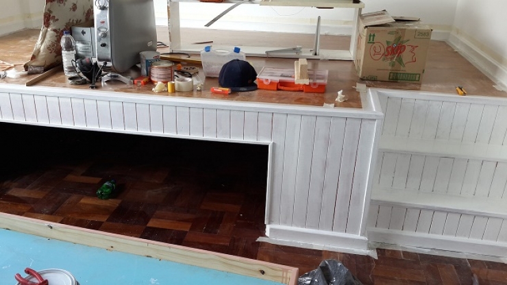 Illustration de l'article : Il monte cette structure de bois dans sa chambre et &ccedil;a cache une id&eacute;e vraiment brillante !