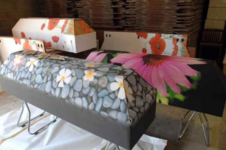 Illustration de l'article : Un cercueil en carton, une alternative écologique bien moins coûteuse…