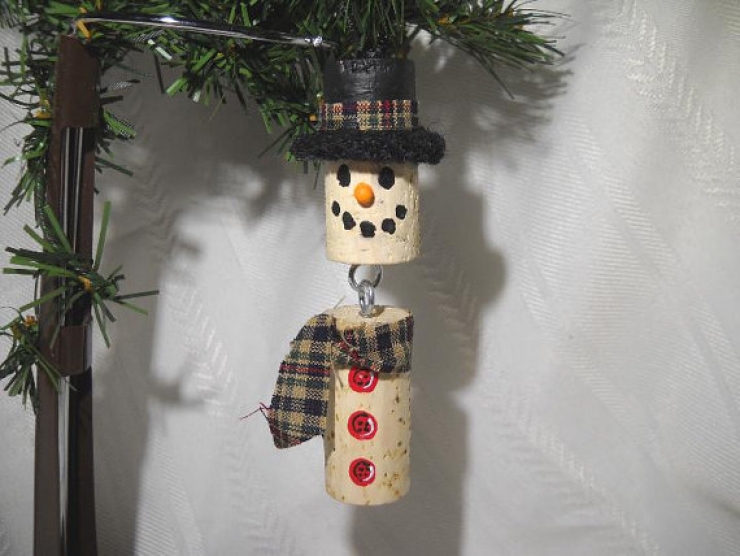 Illustration de l'article : Comment fabriquer des bonhommes de neige avec des trucs simples et des objets récupérés... 14 idées !