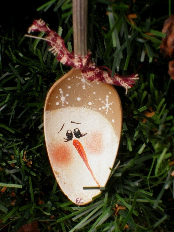 Illustration de l'article : Comment fabriquer des bonhommes de neige avec des trucs simples et des objets récupérés... 14 idées !