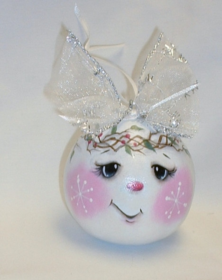 Illustration de l'article : Comment fabriquer des bonhommes de neige avec des trucs simples et des objets récupérés... 14 idées !