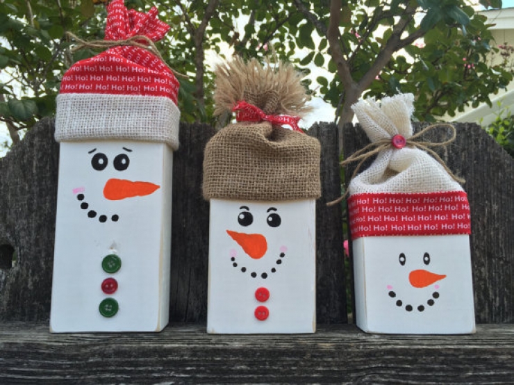 Illustration de l'article : Comment fabriquer des bonhommes de neige avec des trucs simples et des objets récupérés... 14 idées !