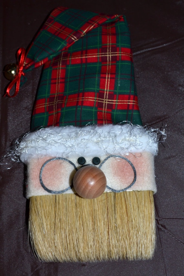 Illustration de l'article : Des pinceaux bricolés et transformés en Pères Noël... 20 modèles pour occuper vos enfants !