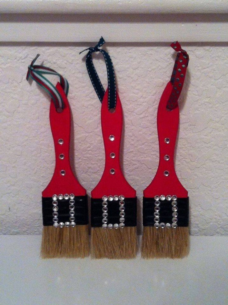 Illustration de l'article : Des pinceaux bricolés et transformés en Pères Noël... 20 modèles pour occuper vos enfants !