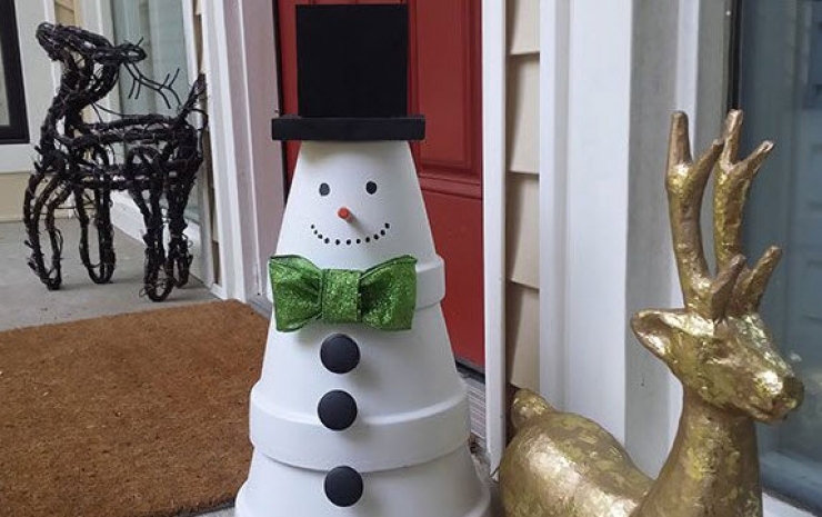 Illustration de l'article : Voici différentes astuces pour changer vos petits pots en terre cuite en objets de décoration… Impressionnant !