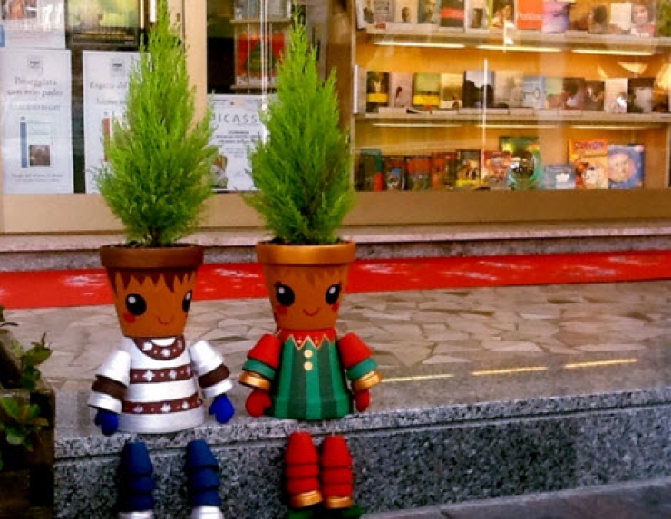 Illustration de l'article : Voici différentes astuces pour changer vos petits pots en terre cuite en objets de décoration… Impressionnant !