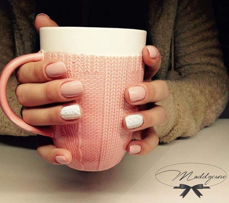 Illustration de l'article : Découvrez la nouvelle tendance des ongles qui se marient parfaitement à vos pulls d’hiver: Le Cozy Nail !
