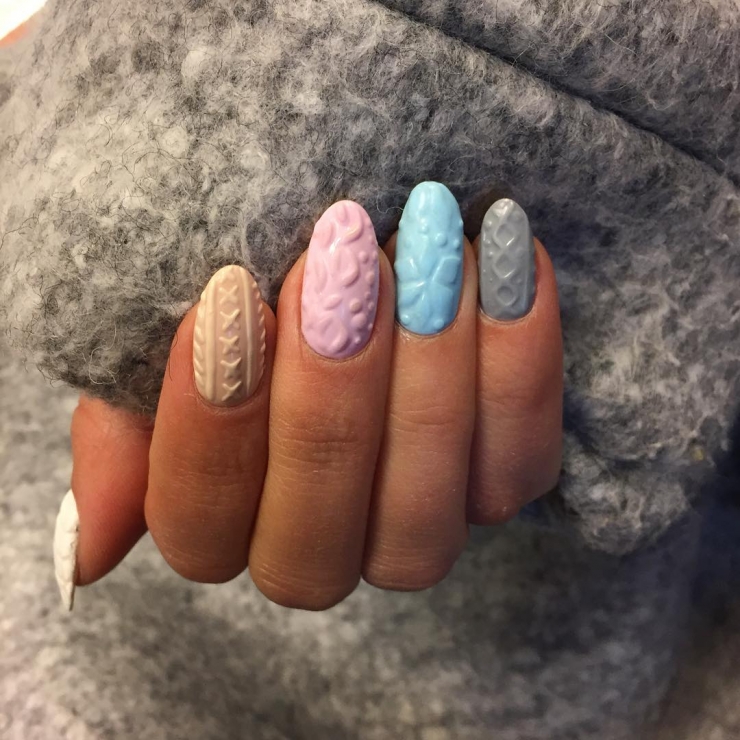 Illustration de l'article : Découvrez la nouvelle tendance des ongles qui se marient parfaitement à vos pulls d’hiver: Le Cozy Nail !