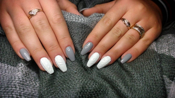 Illustration de l'article : Découvrez la nouvelle tendance des ongles qui se marient parfaitement à vos pulls d’hiver: Le Cozy Nail !