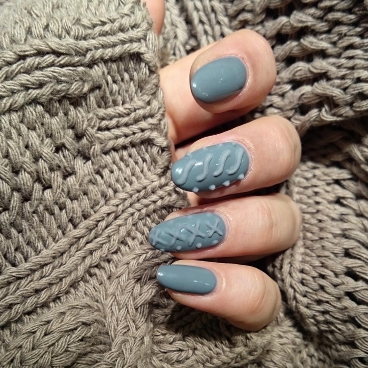 Illustration de l'article : Découvrez la nouvelle tendance des ongles qui se marient parfaitement à vos pulls d’hiver: Le Cozy Nail !