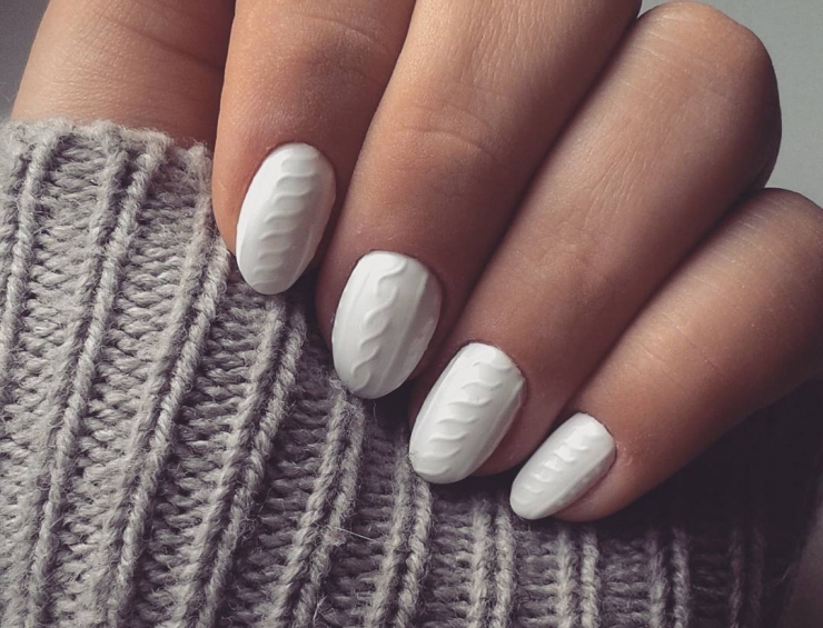 Illustration de l'article : Découvrez la nouvelle tendance des ongles qui se marient parfaitement à vos pulls d’hiver: Le Cozy Nail !
