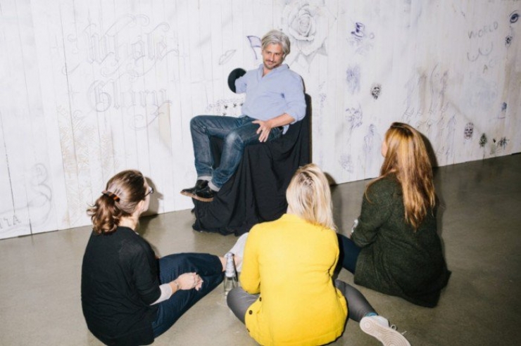 Illustration de l'article : Cet homme vous tatoue le bras sans que vous sachiez quel dessin il va vous faire... Vous oseriez ?