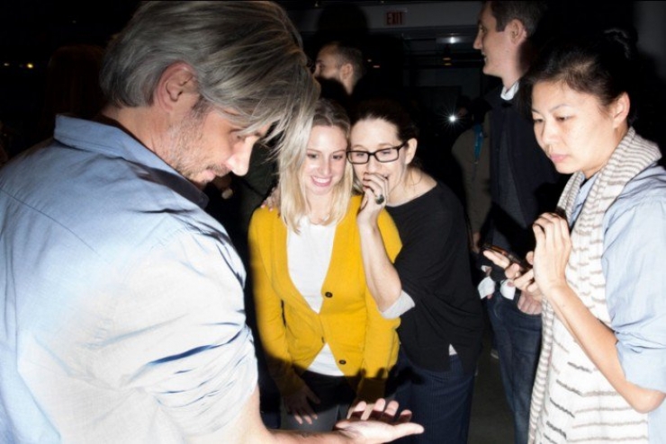 Illustration de l'article : Cet homme vous tatoue le bras sans que vous sachiez quel dessin il va vous faire... Vous oseriez ?