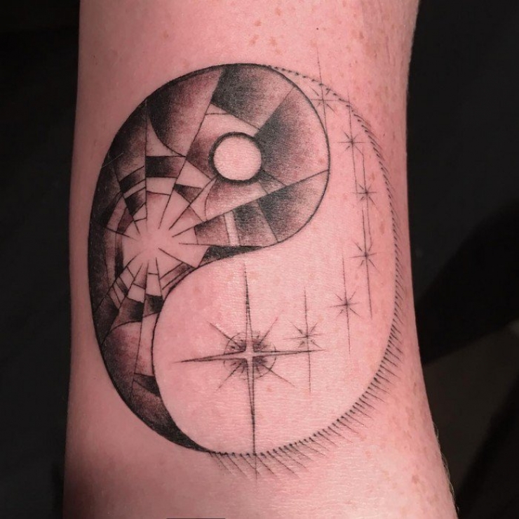 Illustration de l'article : Cet homme vous tatoue le bras sans que vous sachiez quel dessin il va vous faire... Vous oseriez ?