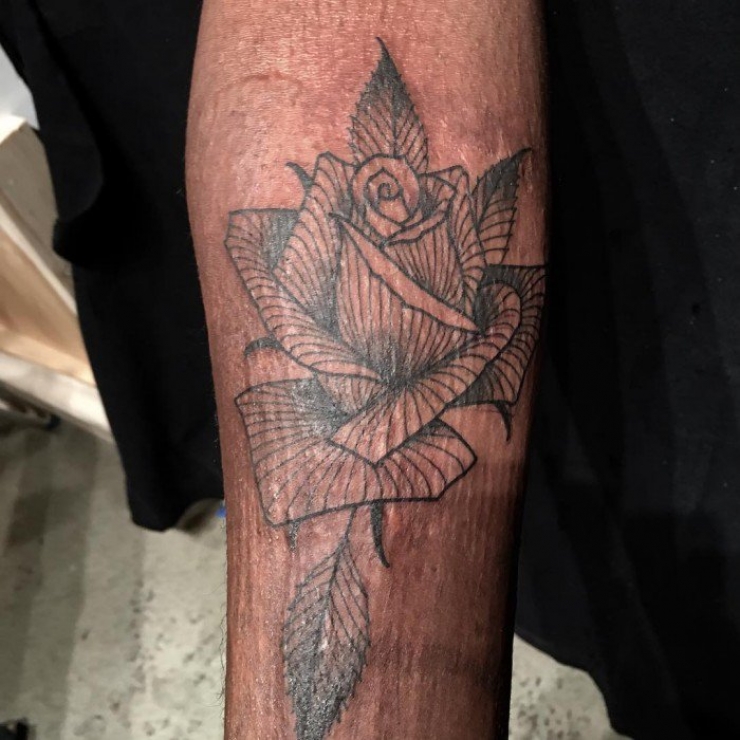 Illustration de l'article : Cet homme vous tatoue le bras sans que vous sachiez quel dessin il va vous faire... Vous oseriez ?