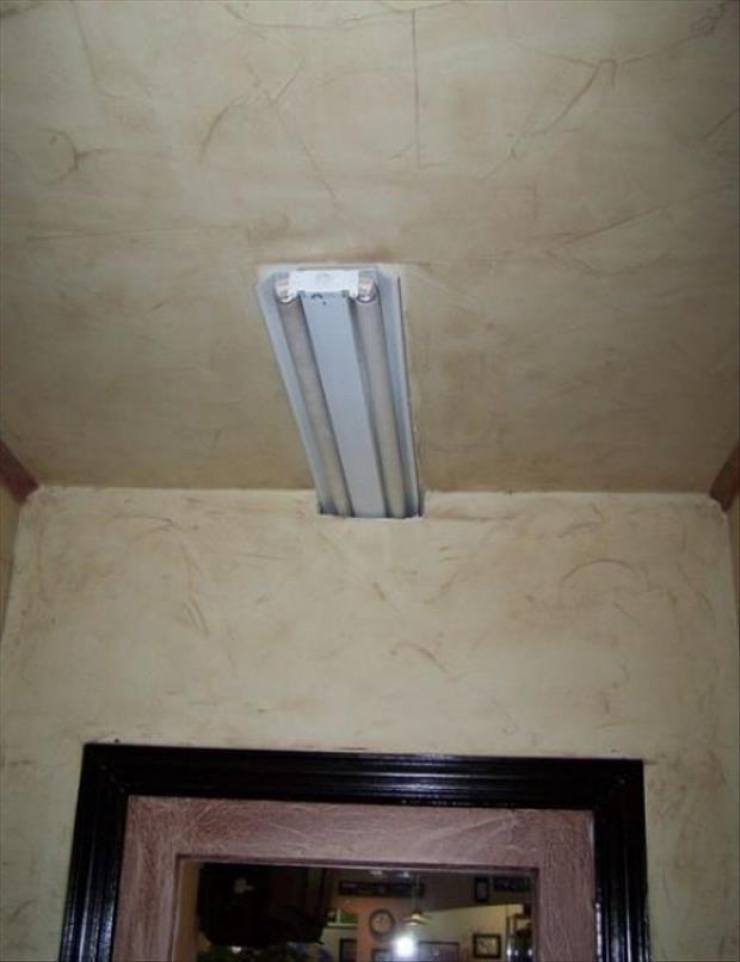 Illustration de l'article : Ces 25 constructions ratées nous prouvent qu’il faut être sobre quand on va au travail… Pour le 11 c’est vraiment exagéré !