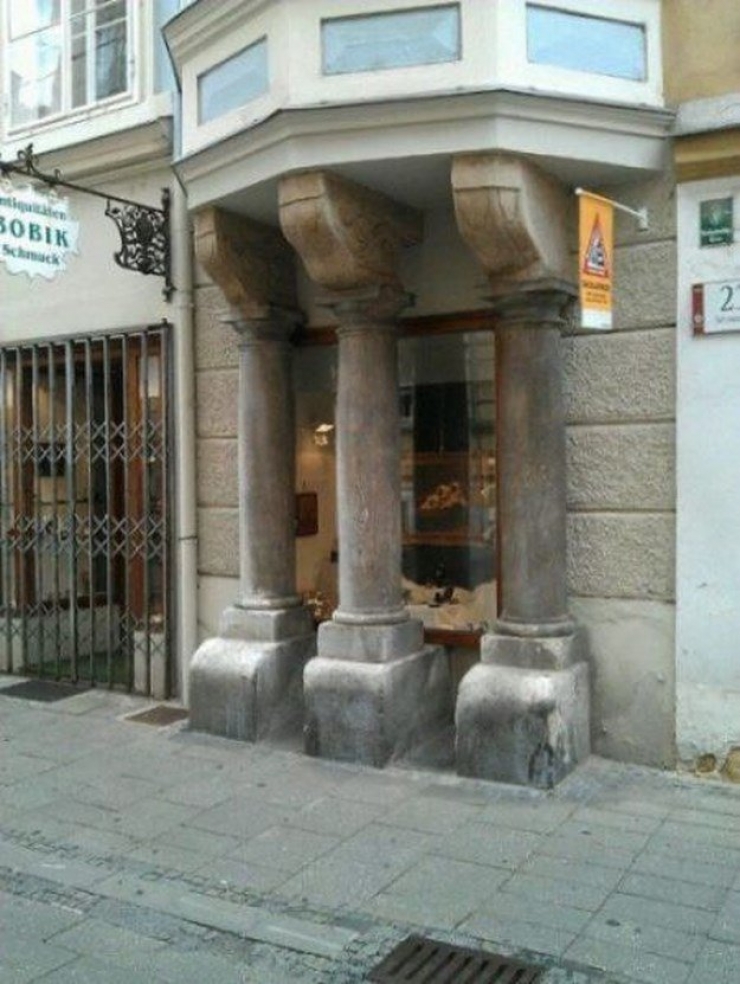 Illustration de l'article : Ces 25 constructions ratées nous prouvent qu’il faut être sobre quand on va au travail… Pour le 11 c’est vraiment exagéré !