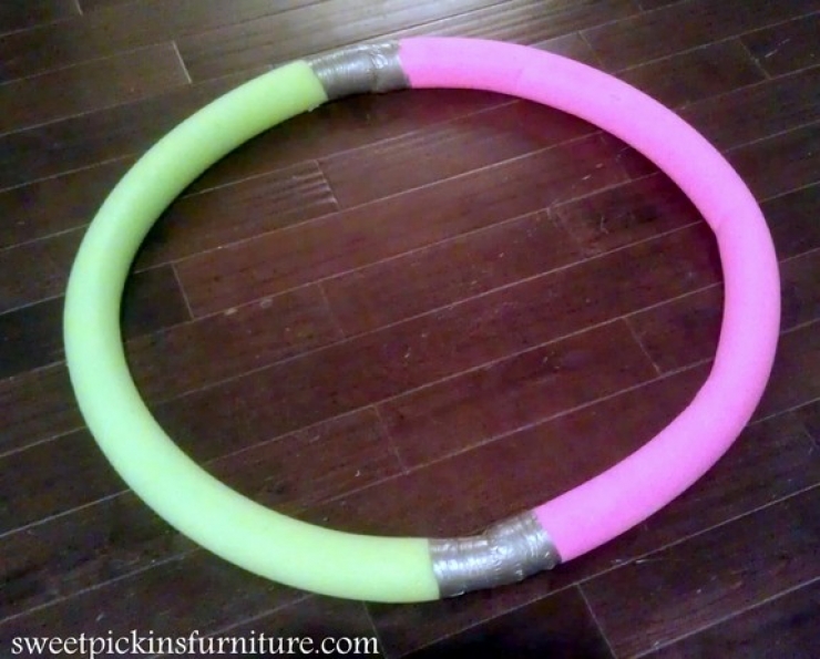 Illustration de l'article : Ce qu'elle r&eacute;alise en collant deux frites de piscine devrait vous donner des id&eacute;es pour No&euml;l ! Je trouve &ccedil;a excellent...