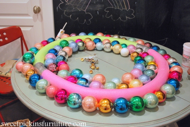 Illustration de l'article : Ce qu'elle r&eacute;alise en collant deux frites de piscine devrait vous donner des id&eacute;es pour No&euml;l ! Je trouve &ccedil;a excellent...