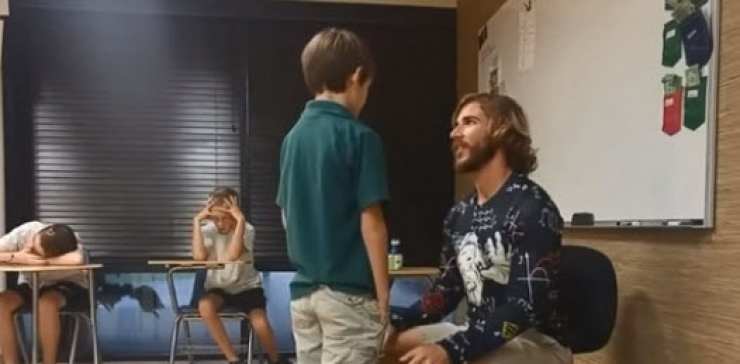 Illustration de l'article : Tous les jours, il commence ses cours en complimentant ses &eacute;l&egrave;ves un par un... Voici pourquoi: 