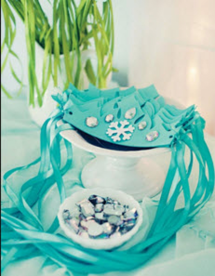 Illustration de l'article : Faites plaisir aux enfants avec ces 16 bricolages autour d'Elsa, La Reine Des Neiges&hellip; 