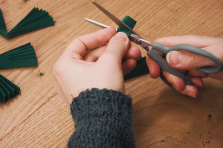 Illustration de l'article : Elle commence par d&eacute;couper du carton pour cr&eacute;er quelque chose de magnifique &agrave; l'approche de No&euml;l...