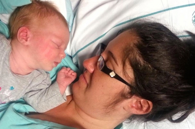 Illustration de l'article : Cette maman était dans un coma profond... Mais le miracle s'est produit quand le papa a déposé le bébé sur son ventre...