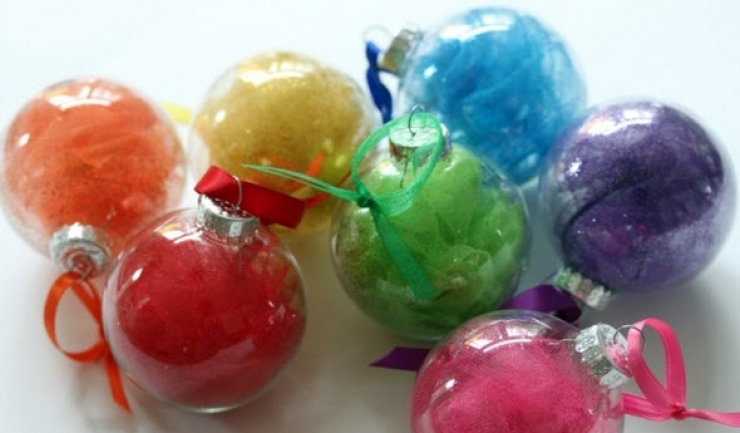 Illustration de l'article : 33 incroyables idées pour décorer des boules de Noël en verre… Des créations de génie !